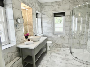 Hazelwood Apartment - Luxury Accommodation in Somerton, Somerset